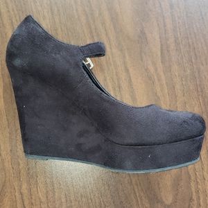 Black wedges